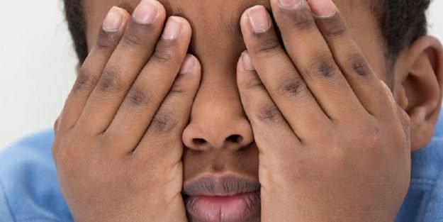 enfant-se-cache-les-yeux-800