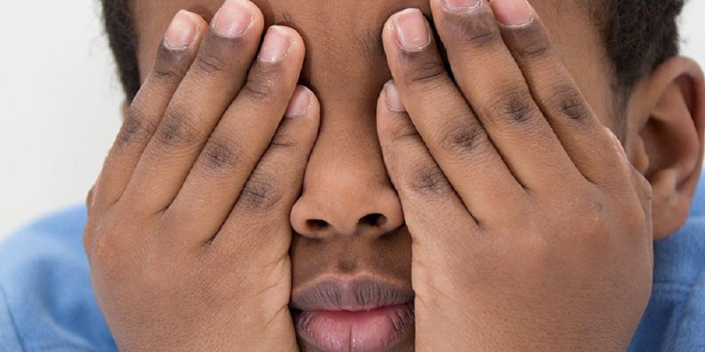 enfant-se-cache-les-yeux-800